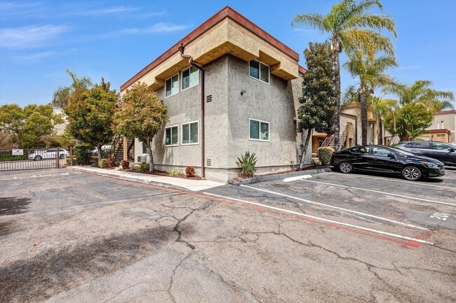 1661 Bayview Heights Dr in San Diego, CA - Building Photo - Building Photo