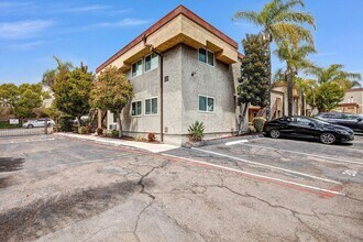 1661 Bayview Heights Dr in San Diego, CA - Foto de edificio - Building Photo