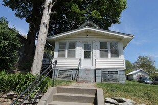 5821 S 19th St in Omaha, NE - Building Photo