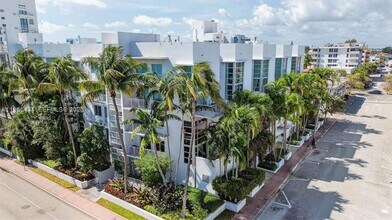 7744 Collins Ave in Miami Beach, FL - Foto de edificio - Building Photo