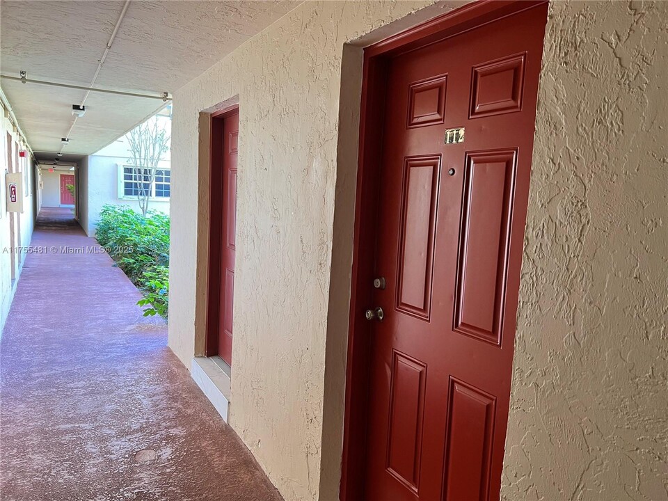 10903 N Kendall Dr in Miami, FL - Foto de edificio