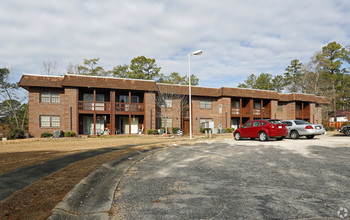 Gables Court Apartments in Fayetteville, NC - Building Photo - Building Photo