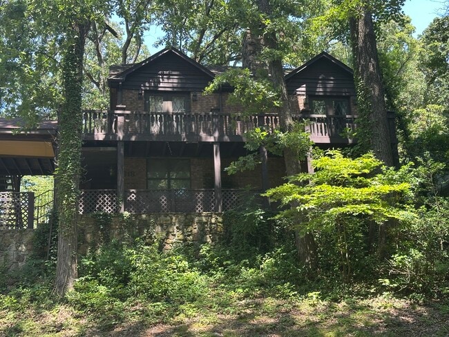 property at 618 W Lelia St