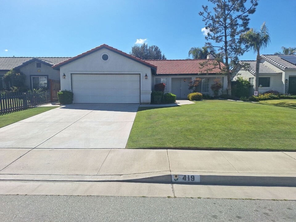 419 Dovecotes Ct in Bakersfield, CA - Foto de edificio