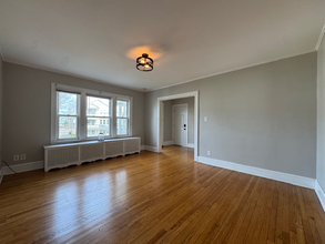 219 Quaker Ln N in West Hartford, CT - Foto de edificio - Building Photo