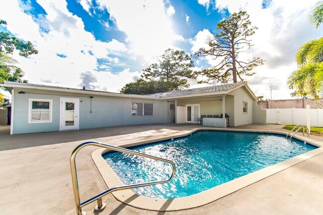 1571 SW 13th Dr in Boca Raton, FL - Foto de edificio - Building Photo