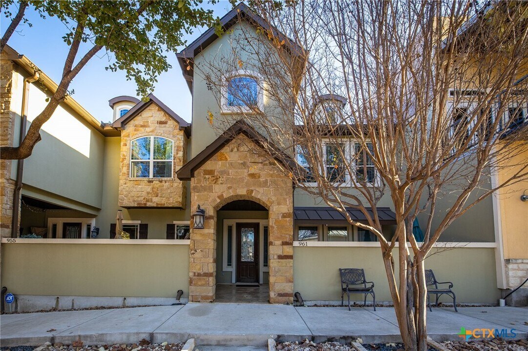 961 N Academy Ave in New Braunfels, TX - Building Photo