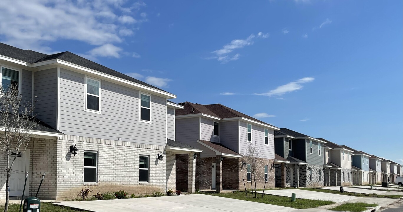 125 Mimosa St in Los Fresnos, TX - Foto de edificio