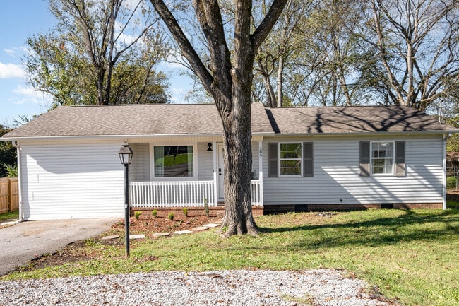 209 Nowlin Dr in Columbia, TN - Building Photo - Building Photo