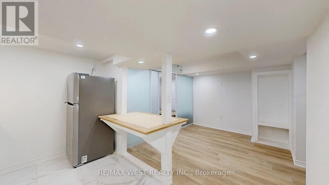 197 Vantage Lp in Newmarket, ON - Building Photo - Building Photo