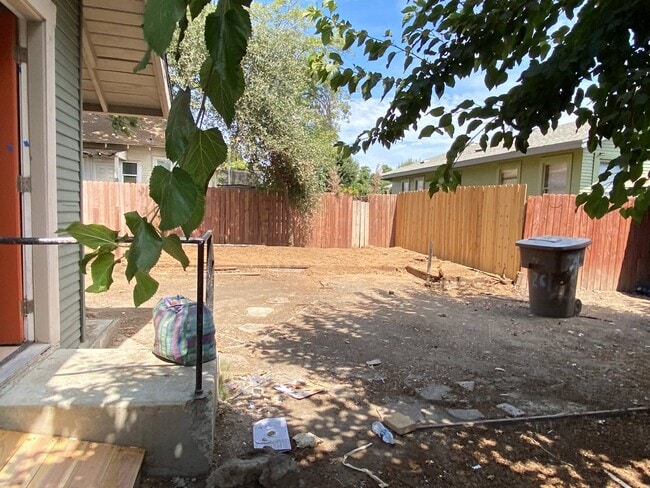 319 E San Joaquin Ave in Tulare, CA - Building Photo - Building Photo