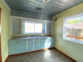 6022 Dubose St in Wallis, TX - Foto de edificio - Building Photo