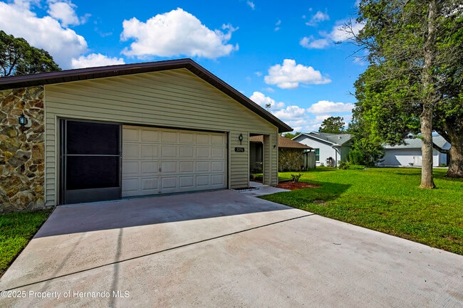 3296 Dolin Ave in Spring Hill, FL - Building Photo - Building Photo