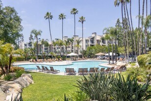 5525 Canoga Ave in Los Angeles, CA - Building Photo