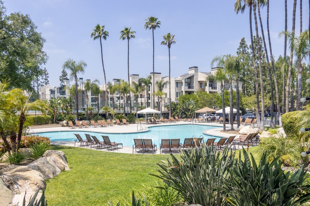 5525 Canoga Ave in Los Angeles, CA - Building Photo