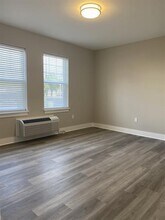 960 Violet Ave in Hyde Park, NY - Building Photo - Building Photo