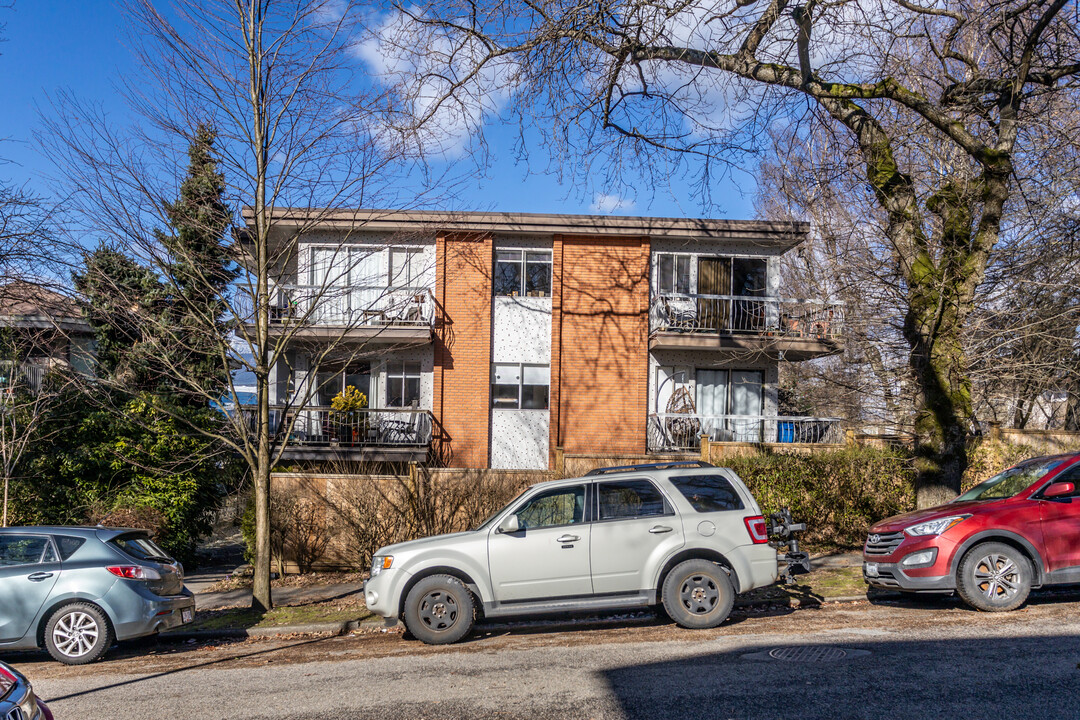 2381 Trinity St in Vancouver, BC - Building Photo