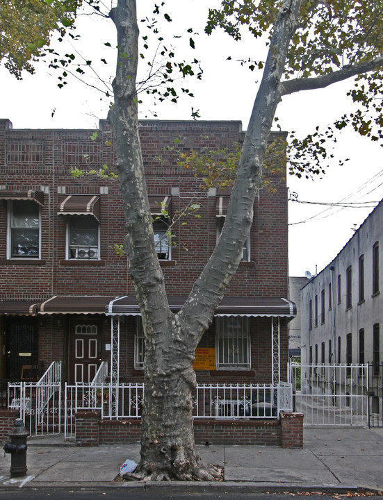 2301 Strauss St in Brooklyn, NY - Foto de edificio