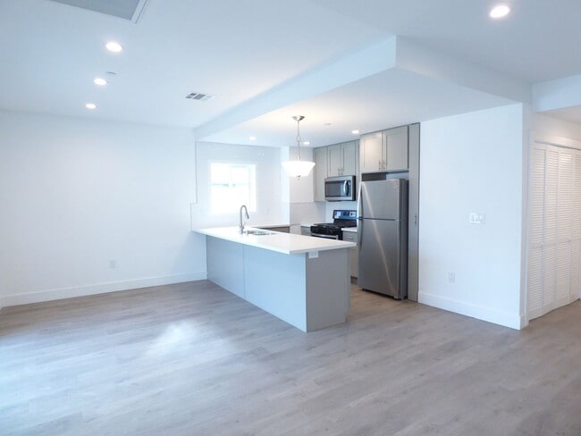 1256 N Hobart Blvd in Los Angeles, CA - Building Photo - Building Photo