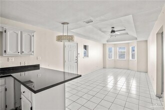 13 Oasis Dr in Mission, TX - Foto de edificio - Building Photo