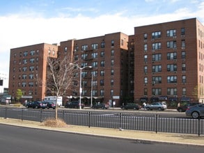 8635 Queens Blvd in Elmhurst, NY - Foto de edificio - Building Photo