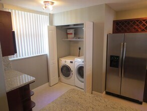 115 Lake Emerald Dr in Oakland Park, FL - Foto de edificio - Building Photo