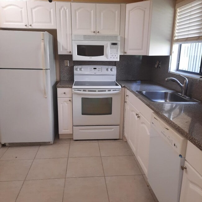 15217 Lakes of Delray Blvd in Delray Beach, FL - Building Photo - Building Photo