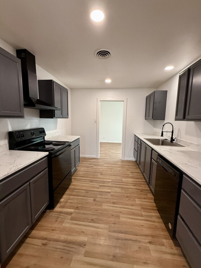 904 Davis St in Ardmore, OK - Building Photo - Building Photo