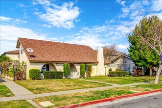 2553 E Terrace St in Anaheim, CA - Foto de edificio - Building Photo