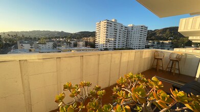 7135 Hollywood Blvd, Unit 903 in Los Angeles, CA - Building Photo - Building Photo