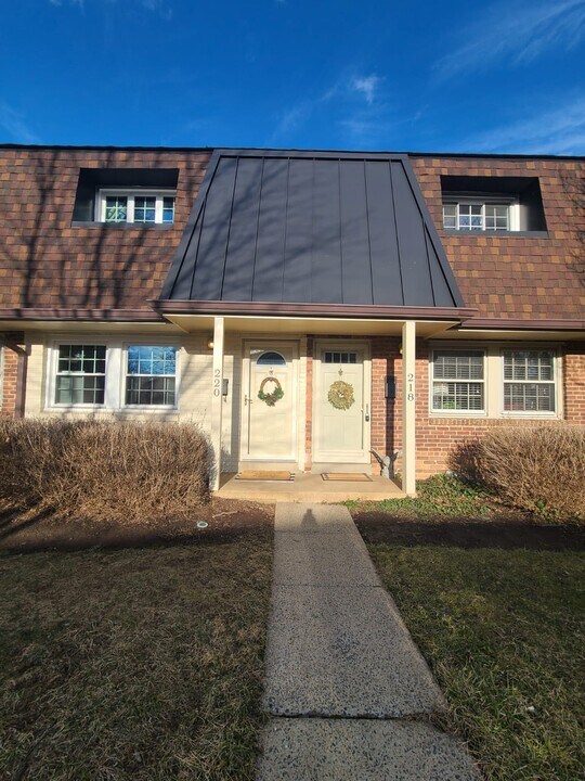 220 S Virginia Ave in Falls Church, VA - Building Photo