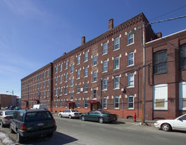 121-123 Clemente St in Holyoke, MA - Foto de edificio - Building Photo