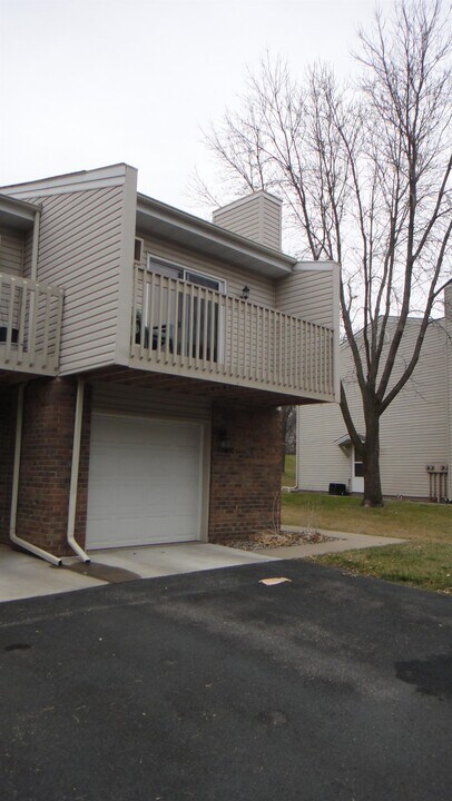 17490 Pond Cir in Eden Prairie, MN - Building Photo