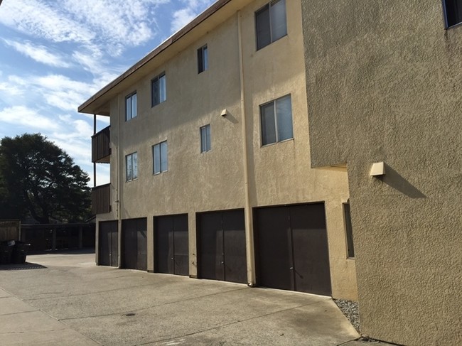 809 Rollins Rd in Burlingame, CA - Foto de edificio - Building Photo