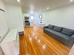 287 Dorchester St, Unit 3 in Boston, MA - Foto de edificio - Building Photo