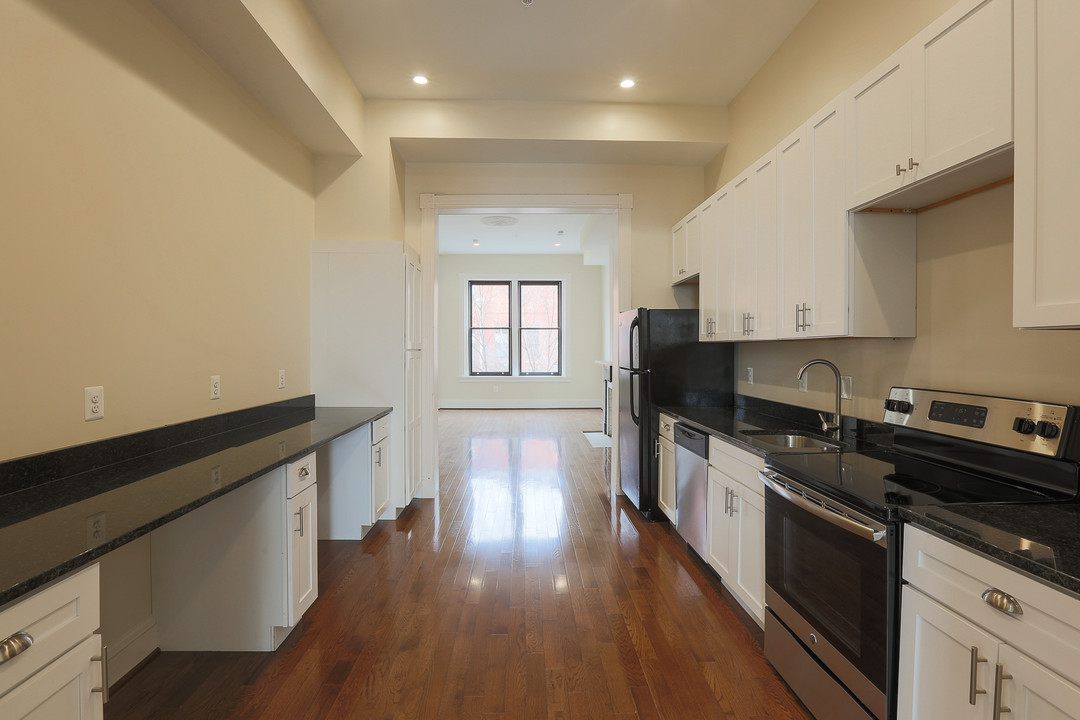 2116 St Paul St-Unit -Apt 2 in Baltimore, MD - Building Photo