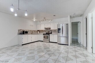 808 Hedge Way in Las Vegas, NV - Building Photo - Building Photo