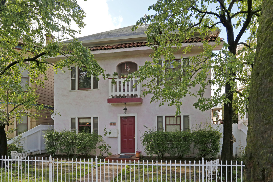 1822 F St in Sacramento, CA - Foto de edificio