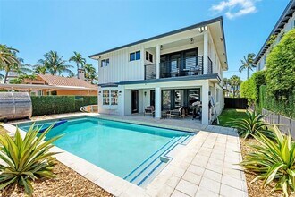 1749 SE 9th St in Fort Lauderdale, FL - Foto de edificio - Building Photo