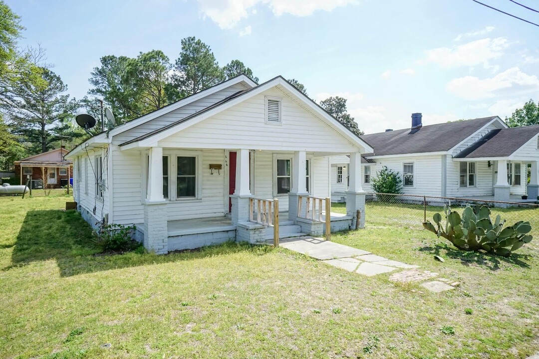 206 Nolly St in Clinton, NC - Building Photo