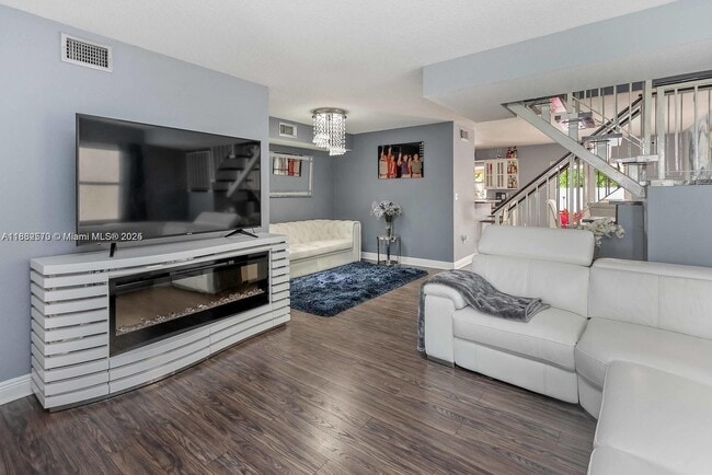 1021 SW 104th Ct in Miami, FL - Foto de edificio - Building Photo