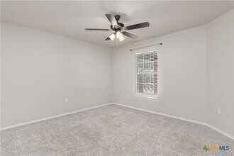 121 Castlewood Dr in Seguin, TX - Building Photo - Building Photo