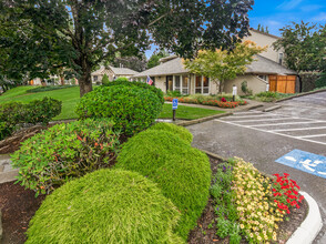 The Heights Apartments in Milwaukie, OR - Foto de edificio - Building Photo