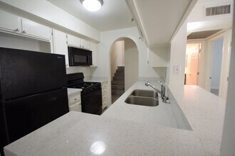 11035 Otsego St in Los Angeles, CA - Building Photo - Building Photo