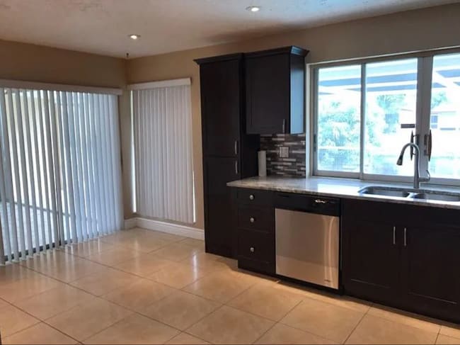 2410 NW 87th Ln in Sunrise, FL - Foto de edificio - Building Photo