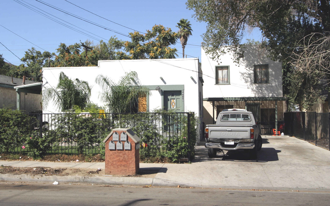 24117-24119 Arch St in Newhall, CA - Building Photo