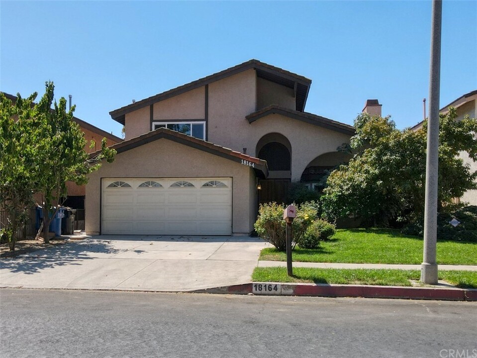 18164 Arminta St in Reseda, CA - Building Photo