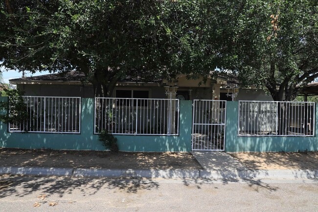 2901 Mier St in Laredo, TX - Building Photo - Building Photo