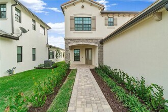 8755 Grand Prix Ln in Boynton Beach, FL - Foto de edificio - Building Photo