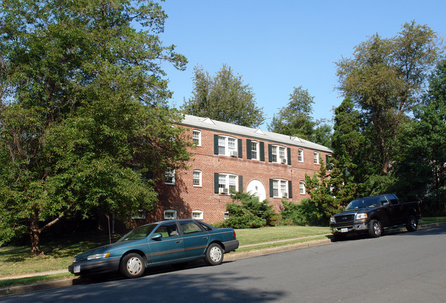 1200 N Kensington St in Arlington, VA - Foto de edificio - Building Photo